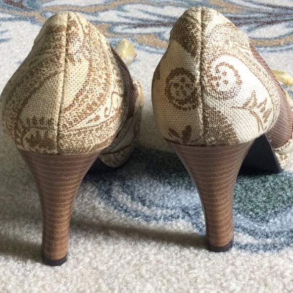 Mudd Adagio Heels Linen Floral Tapestry Wood Heels Sz 6.5 - Picture 5 of 12